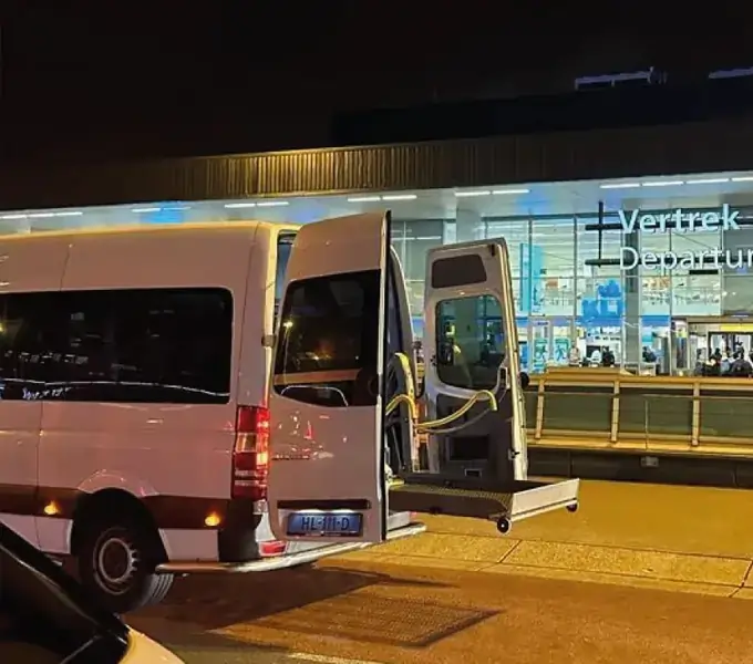 Rolstoelbus bij Schiphol voor reizigers uit Veenendaal